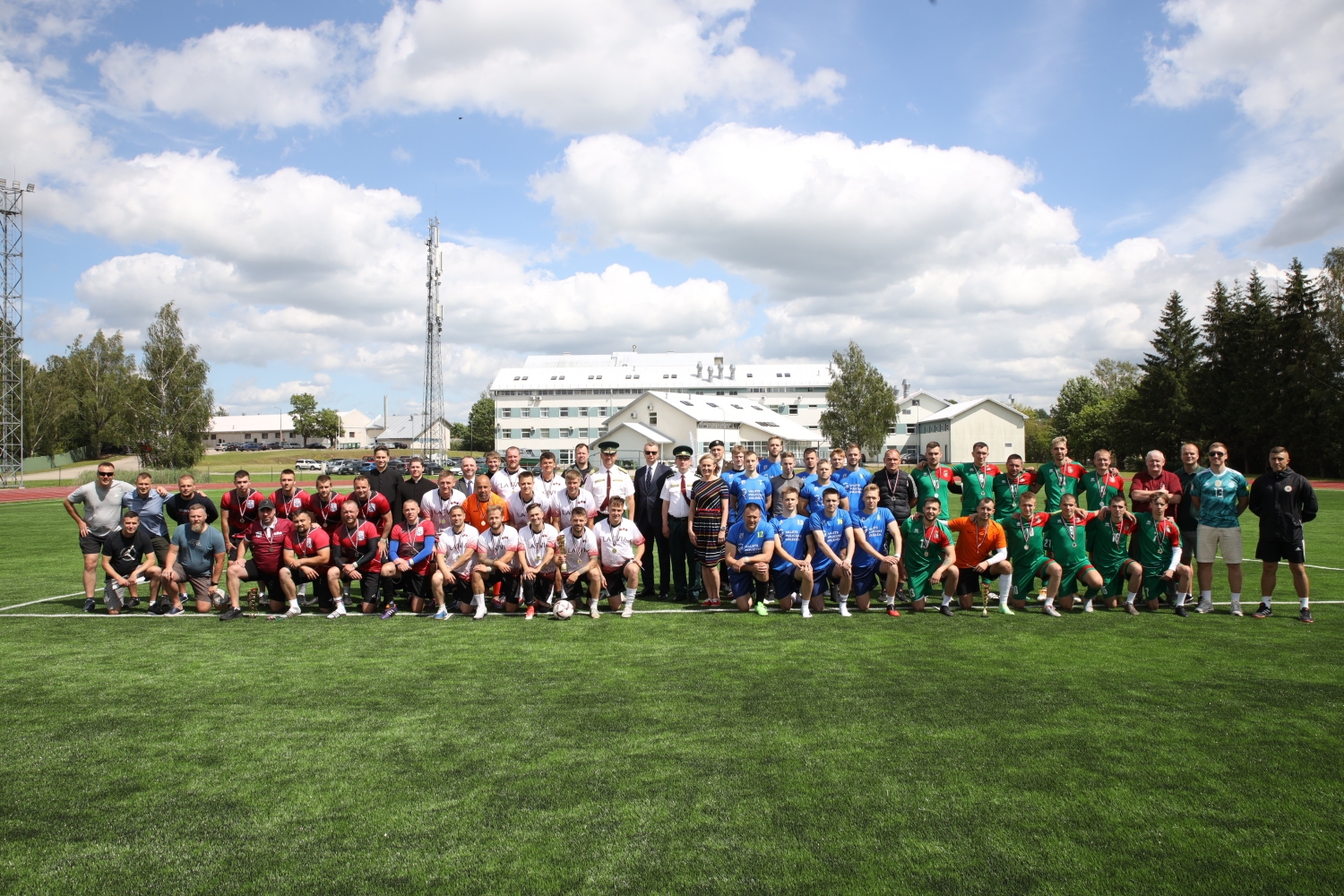 Svinīgi atklātajā Valsts robežsardzes koledžas  Profesionālās un taktiskās apmācības centra stadionā  aizvadītas Iekšlietu ministrijas atklātā čempionāta  sacensības futbolā 