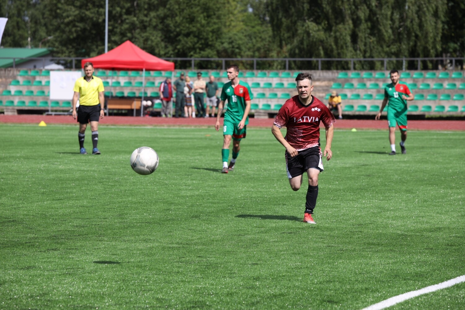 Svinīgi atklātajā Valsts robežsardzes koledžas  Profesionālās un taktiskās apmācības centra stadionā  aizvadītas Iekšlietu ministrijas atklātā čempionāta  sacensības futbolā 