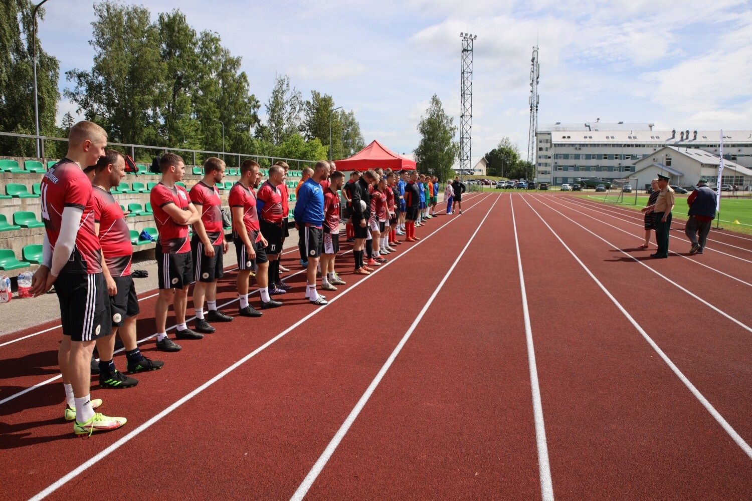 Svinīgi atklātajā Valsts robežsardzes koledžas  Profesionālās un taktiskās apmācības centra stadionā  aizvadītas Iekšlietu ministrijas atklātā čempionāta  sacensības futbolā 