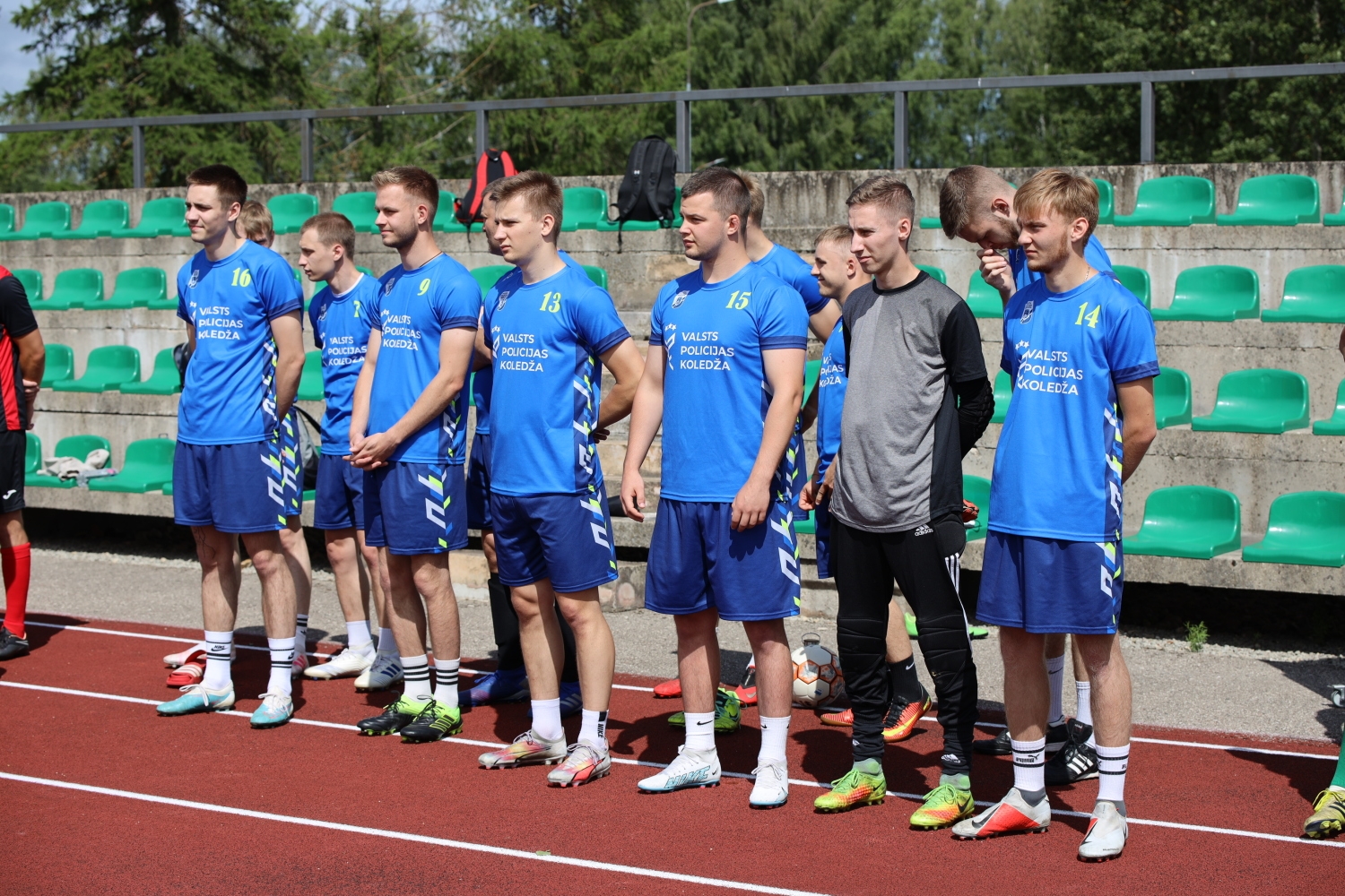 Svinīgi atklātajā Valsts robežsardzes koledžas  Profesionālās un taktiskās apmācības centra stadionā  aizvadītas Iekšlietu ministrijas atklātā čempionāta  sacensības futbolā 