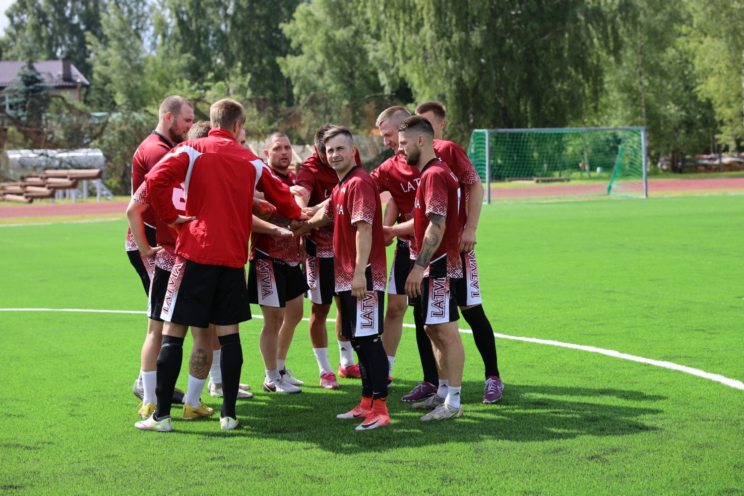 Svinīgi atklātajā Valsts robežsardzes koledžas  Profesionālās un taktiskās apmācības centra stadionā  aizvadītas Iekšlietu ministrijas atklātā čempionāta  sacensības futbolā 