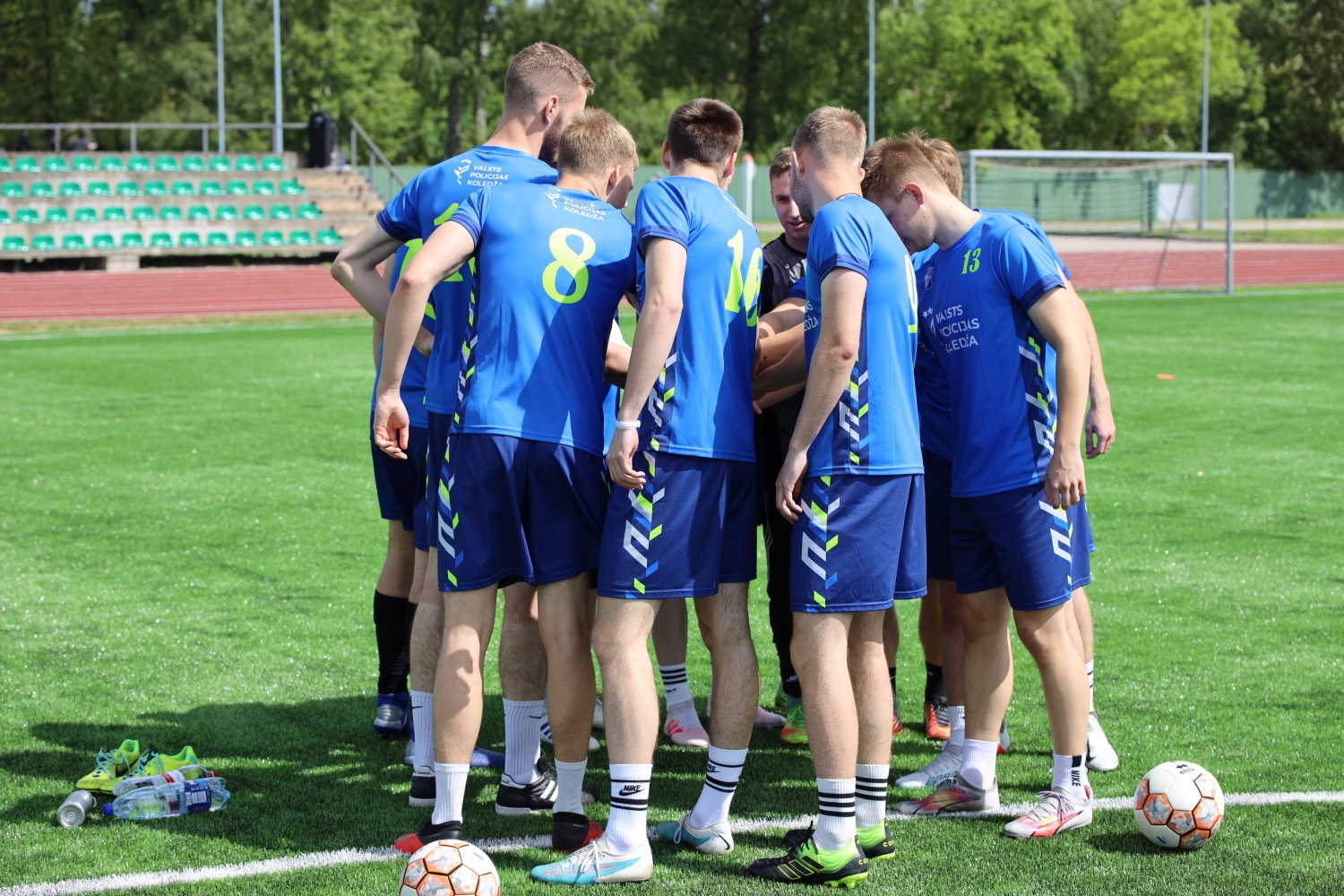 Svinīgi atklātajā Valsts robežsardzes koledžas  Profesionālās un taktiskās apmācības centra stadionā  aizvadītas Iekšlietu ministrijas atklātā čempionāta  sacensības futbolā 