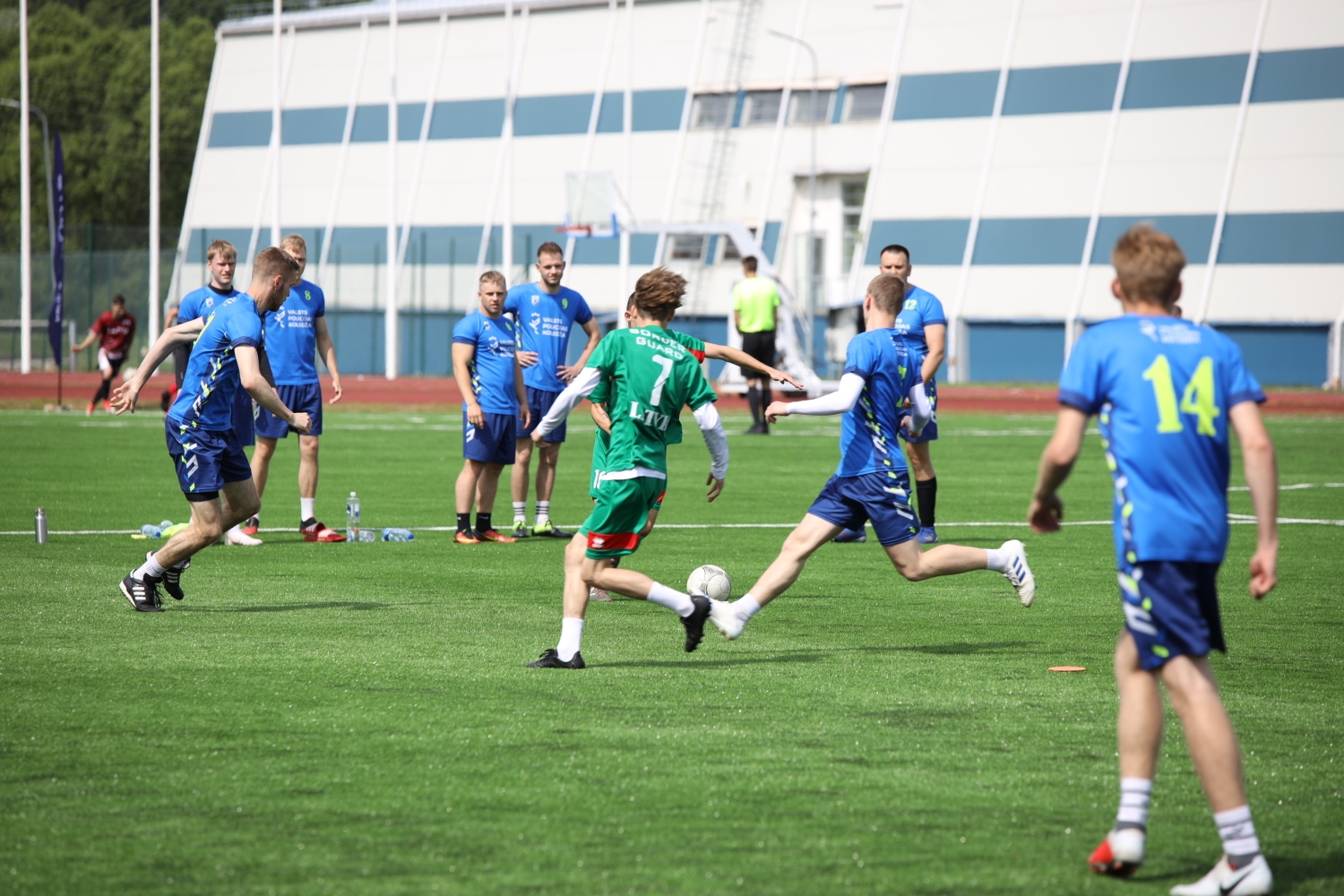 Svinīgi atklātajā Valsts robežsardzes koledžas  Profesionālās un taktiskās apmācības centra stadionā  aizvadītas Iekšlietu ministrijas atklātā čempionāta  sacensības futbolā 