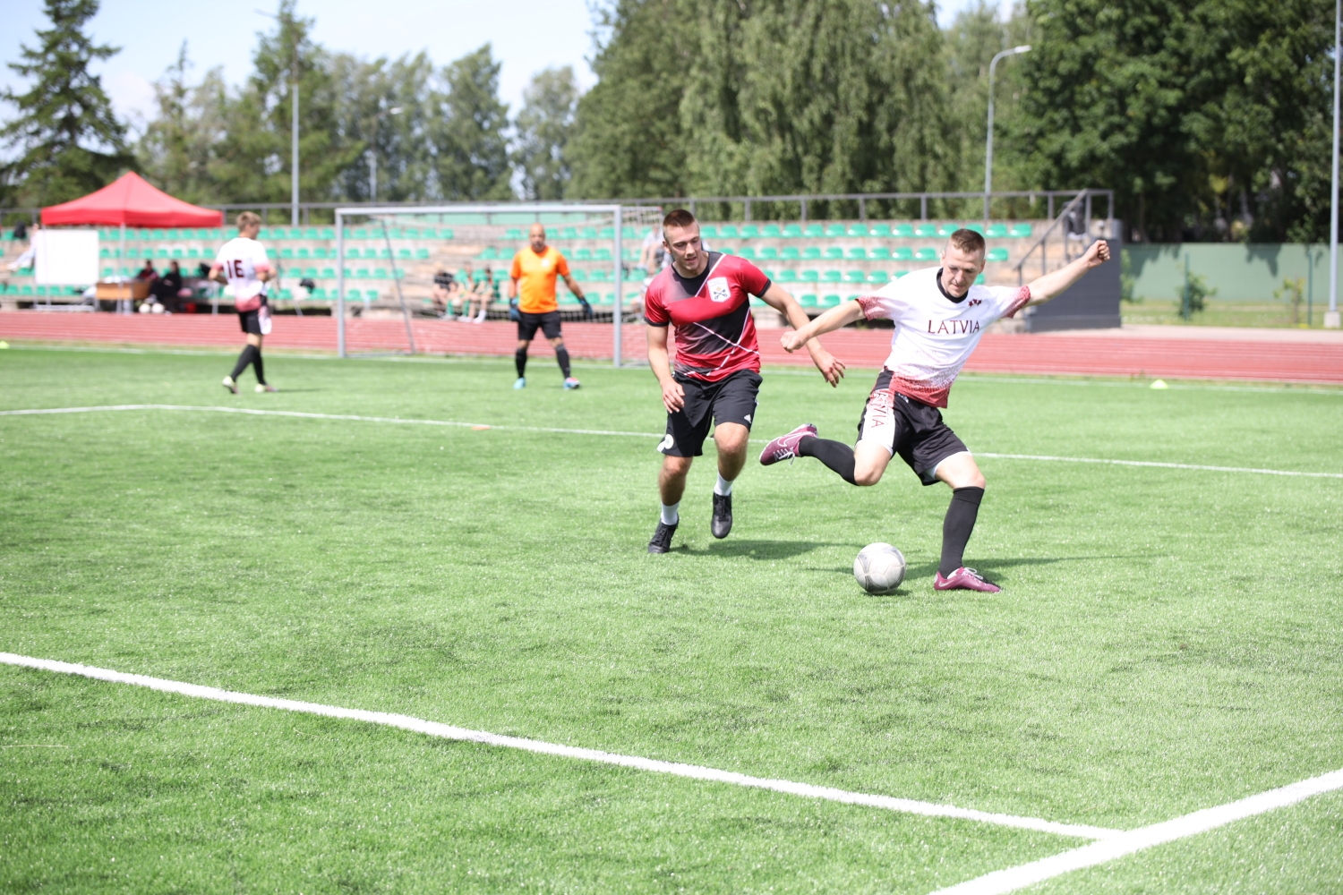 Svinīgi atklātajā Valsts robežsardzes koledžas  Profesionālās un taktiskās apmācības centra stadionā  aizvadītas Iekšlietu ministrijas atklātā čempionāta  sacensības futbolā 